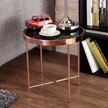 Odkládací stolek v barvě růžového zlata.